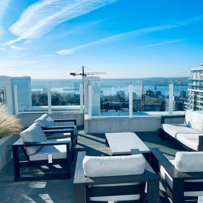 360º Rooftop Patio Views. Your-Home-Away-From-Home North Vancouver Exterior photo